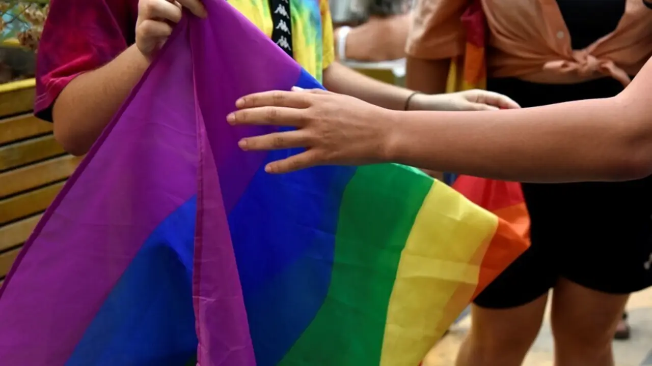 Dos chicos sostienen la bandera LGTBI