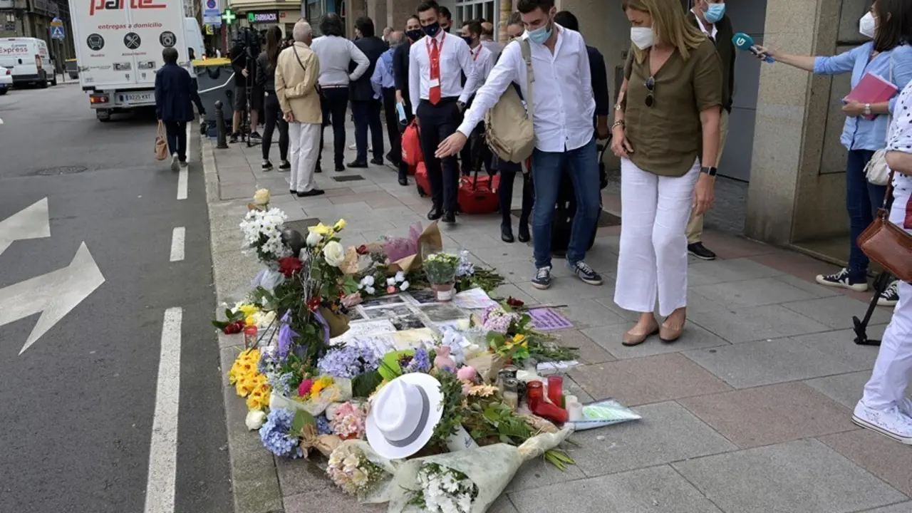 Varias personas observan el altar colocado en la acera donde fue golpeado Samuel, el joven asesinado en A Coru&ntilde;a el pasado s&aacute;bado 3 de julio, a 6 de julio de 2021, en A Coru&ntilde;a, Galicia, (Espa&ntilde;a). Familiares, amigos, y vecinos han organizado este altar com