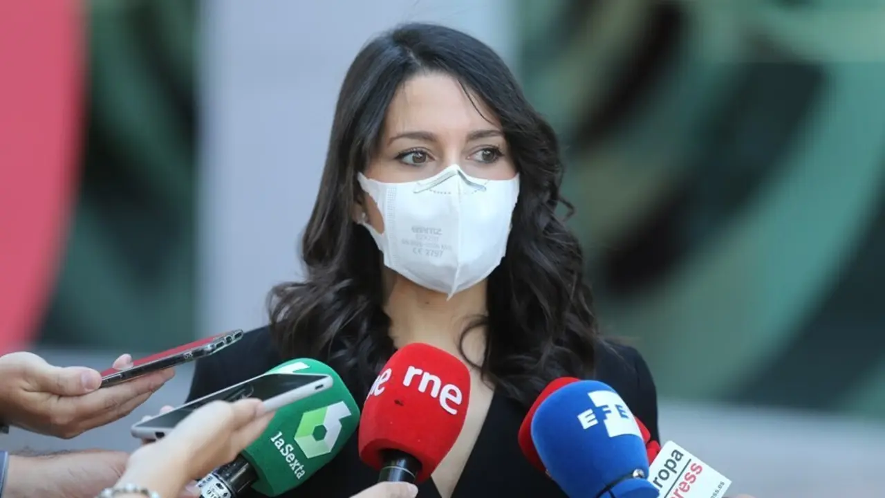 La presidenta de Ciudadanos, In&eacute;s Arrimadas, ofrece declaraciones a los medios tras una reuni&oacute;n con LaLiga en las instalaciones de la Liga Nacional de F&uacute;tbol Profesional (LFP), a 8 de julio de 2021, en Madrid (Espa&ntilde;a).