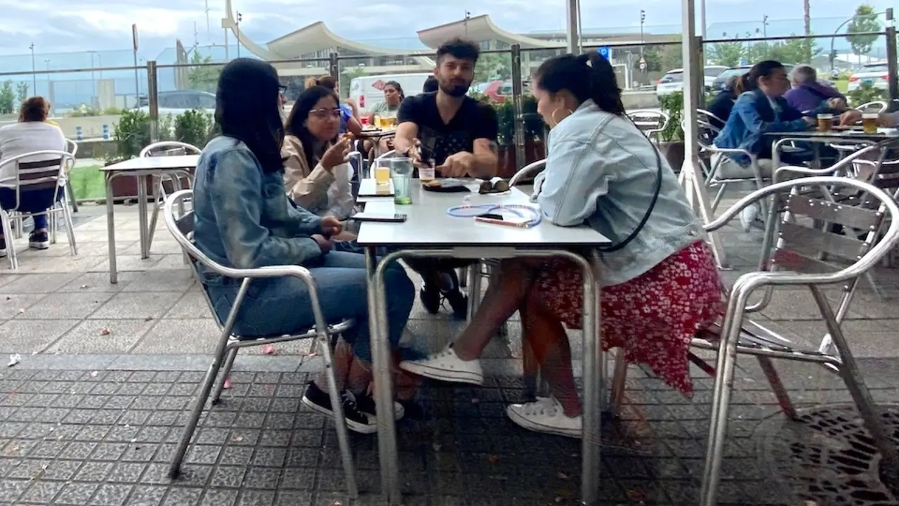 Un grupo de j&oacute;venes en una terraza de Santander. / Hardy