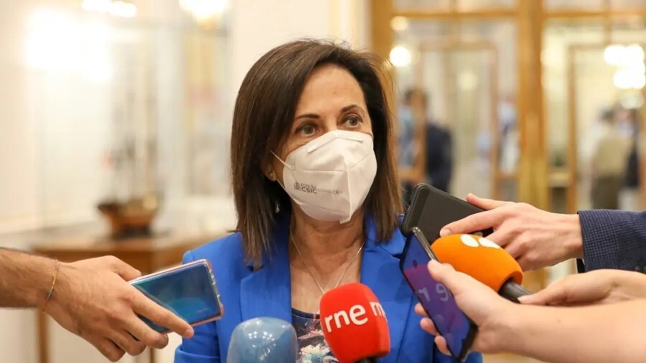 La ministra de Defensa, Margarita Robles, ofrece declaraciones a los medios de comunicaci&oacute;n en una imagen de archivo