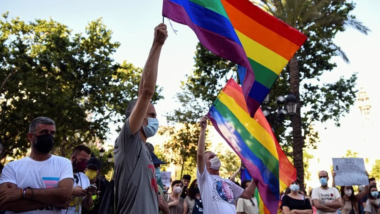 J&oacute;venes sostienen la bandera LGBTI en una manifestaci&oacute;n el pasado lunes