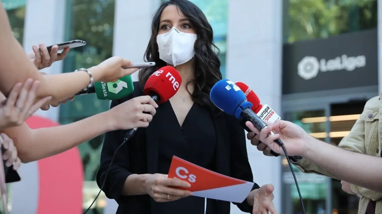 La presidenta de Ciudadanos, In&eacute;s Arrimadas, ofrece declaraciones a los medios tras una reuni&oacute;n con LaLiga en las instalaciones de la Liga Nacional de F&uacute;tbol Profesional (LFP), a 8 de julio de 2021, en Madrid (Espa&ntilde;a).