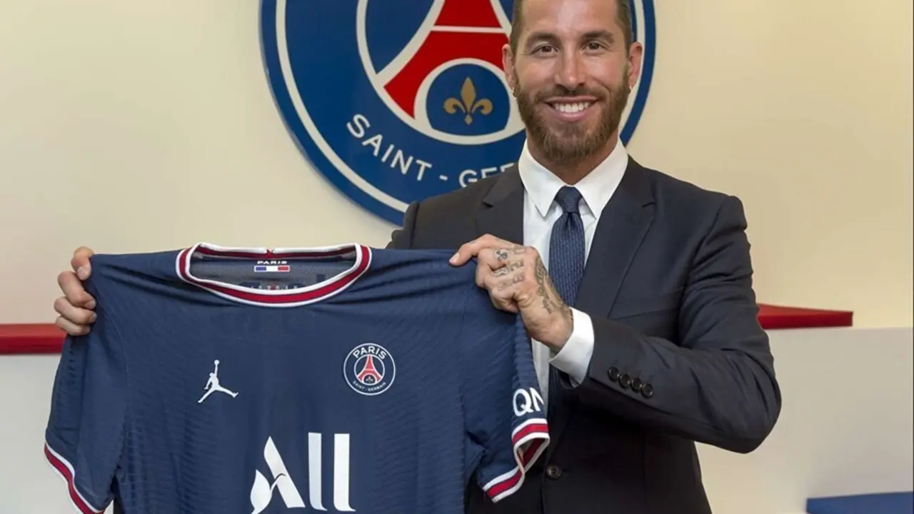 Sergio Ramos con la camiseta del PSG