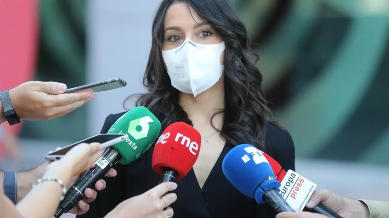 La presidenta de Ciudadanos, In&eacute;s Arrimadas, ofrece declaraciones a los medios tras una reuni&oacute;n con LaLiga en las instalaciones de la Liga Nacional de F&uacute;tbol Profesional (LFP), a 8 de julio de 2021, en Madrid (Espa&ntilde;a).