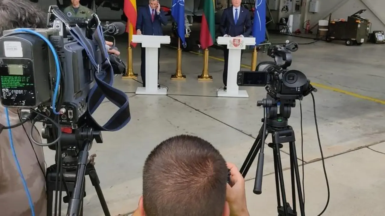 El presidente del Gobierno, Pedro S&aacute;nchez, y el presidente de Lituania Gitanas Lauseda, durante una rueda de prensa en la base militar lituana de Siaulai, a 8 de julio de 2021, en Siauliai (Lituania).