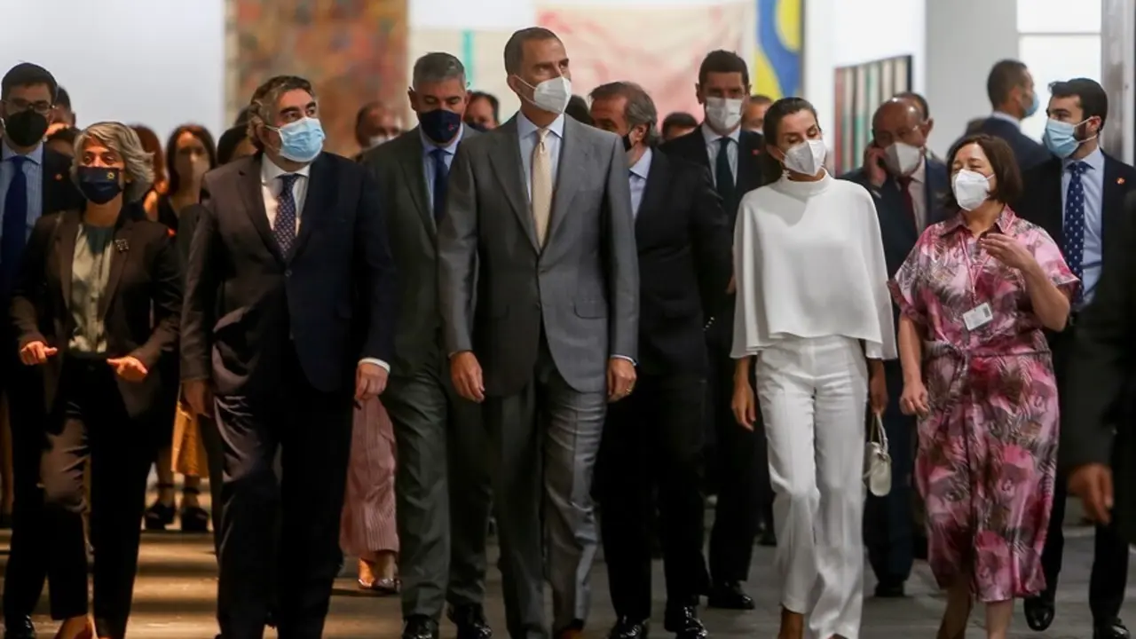 La directora de ARCO, Maribel L&oacute;pez (1d); la reina Letizia (2d); el rey Felipe VI (centro), y el ministro de Cultura y Deporte, Jos&eacute; Manuel Rodr&iacute;guez Uribes (2i), durante la inauguraci&oacute;n de ARCO