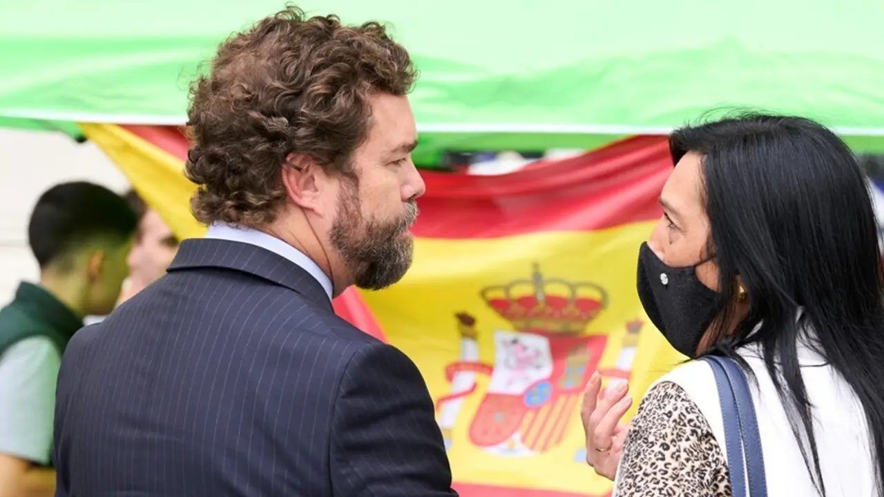 El portavoz de Vox en el Congreso de los Diputados, Iv&aacute;n Espinosa de los Monteros (i), y la diputada del partido en el Parlamento Vasco, Amaia Mart&iacute;nez (d), durante una visita a una mesa informativa organizada por Vox Vizcaya, a 8 de julio.