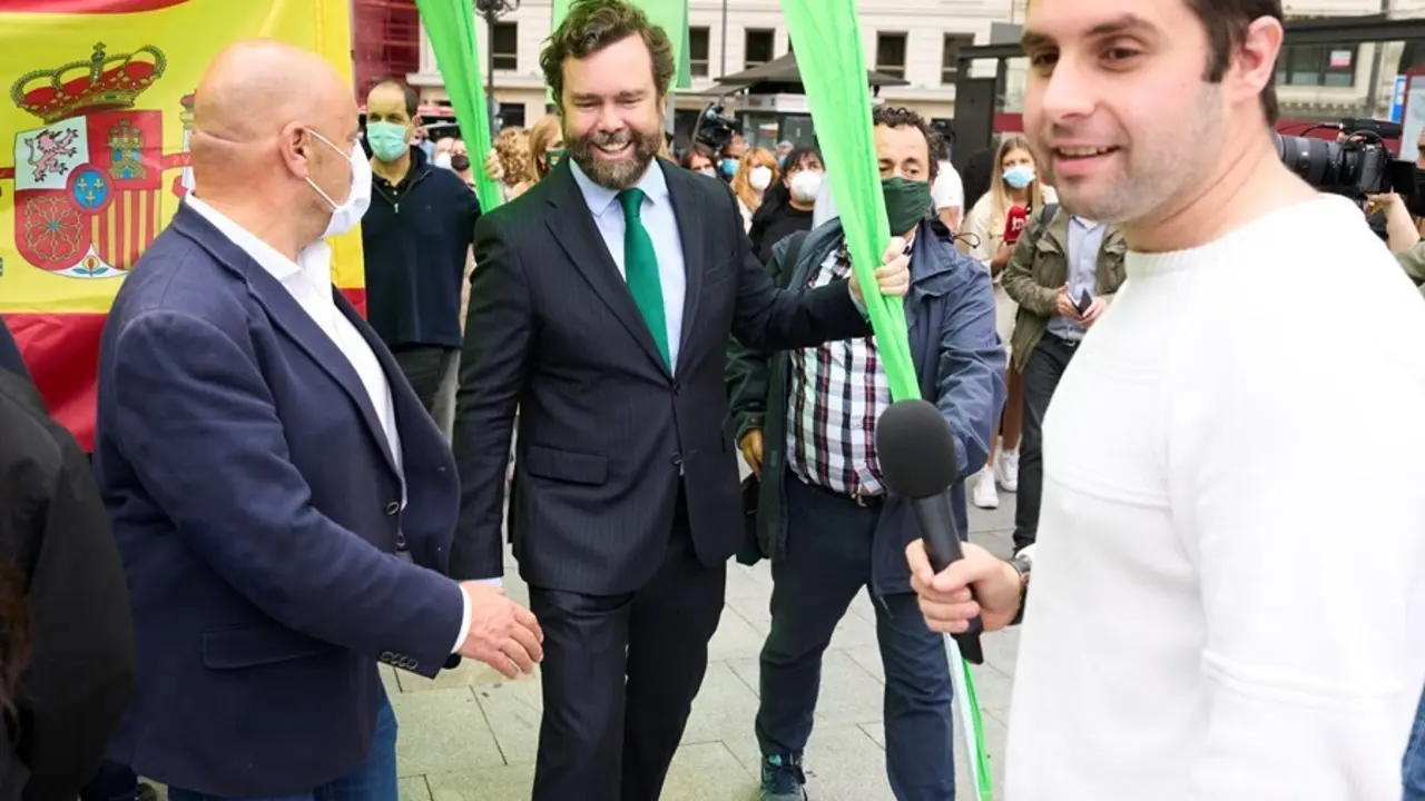 El portavoz de Vox en el Congreso de los Diputados, Iv&aacute;n Espinosa de los Monteros, visita a una mesa informativa organizada por Vox Vizcaya, a 8 de julio de 2021, en el Puente de El Arenal, Bilbao, Vizcaya, Euskadi, (Espa&ntilde;a).