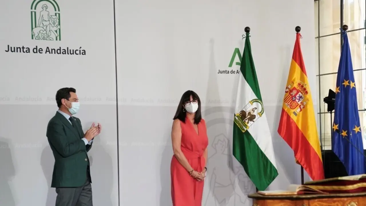 El presidente de la Junta, Juanma Moreno, preside el acto de toma de posesi&oacute;n de la rectora de la Universidad de Huelva, Mar&iacute;a Antonia Pe&ntilde;a.