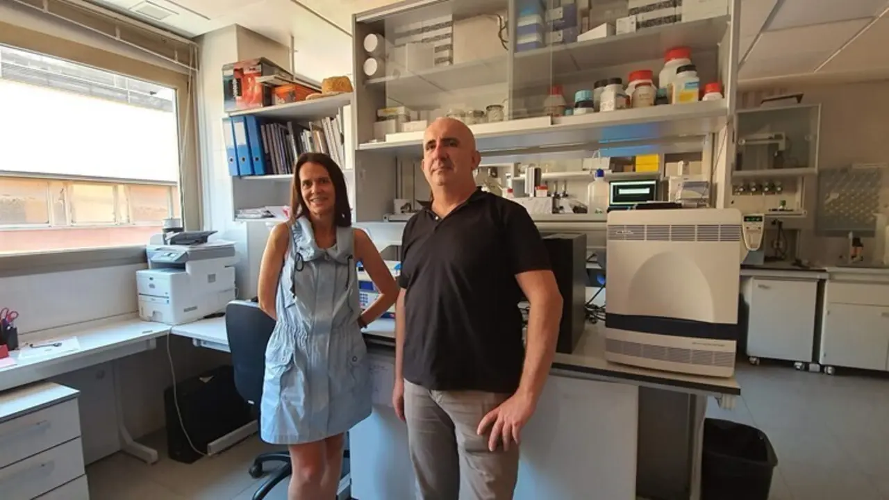 Margarita Ros y Jos&eacute; Antonio Pascual, en los laboratorios del Grupo de Conservaci&oacute;n de Suelos y Manejo de Residuos del CEBAS-CSIC.