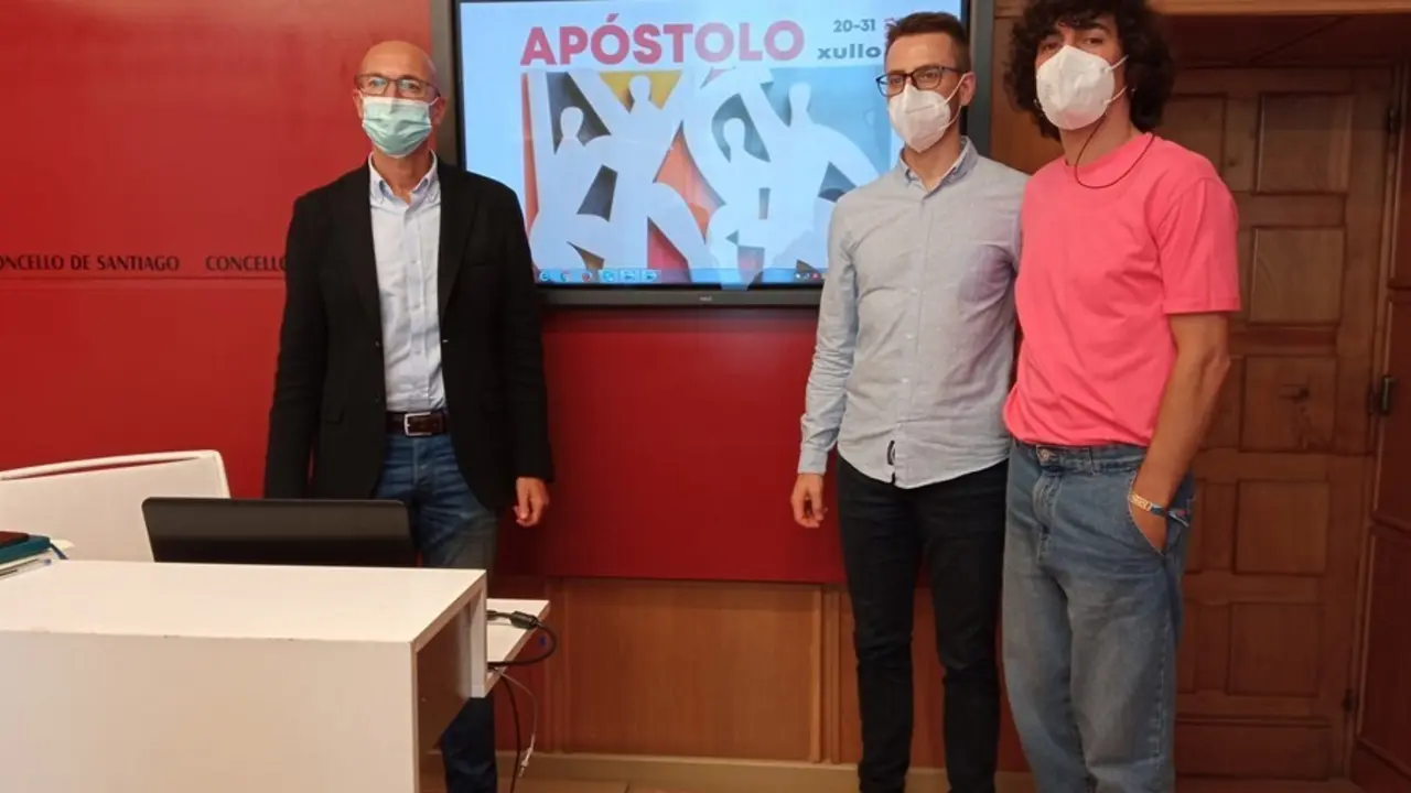 El concejal de Festas de Santiago junto a dos representantes de la Agrupaci&oacute;n Folcl&oacute;rica 'Cantigas e Agarimos' en la presentaci&oacute;n de las fiestas del Ap&oacute;stol 2021