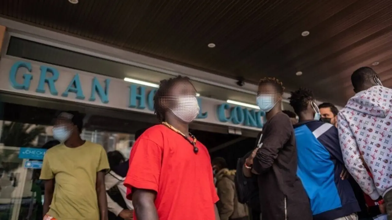 Archivo - Menores migrantes alojados en un hotel de Puerto de la Cruz