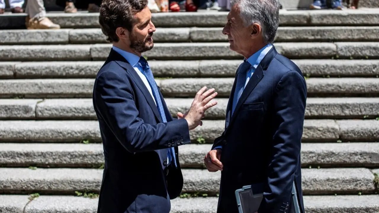 (I-D) El presidente del Partido Popular, Pablo Casado, y el ex presidente de Argentina, Mauricio Macri, en la clausura de las jornadas &lsquo;Espa&ntilde;a, Europa y libertad&rsquo; del Grupo del PPE. En San Lorenzo de El Escorial (Madrid), a 8 de julio de 2021.