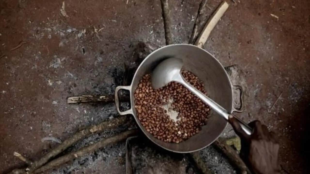 Archivo - Una mujer desplazada interna tuesta cacahuetes en el campamento para personas desplazadas de Cesacoba, cerca de Bangassou, en la Rep&uacute;blica Centroafricana.