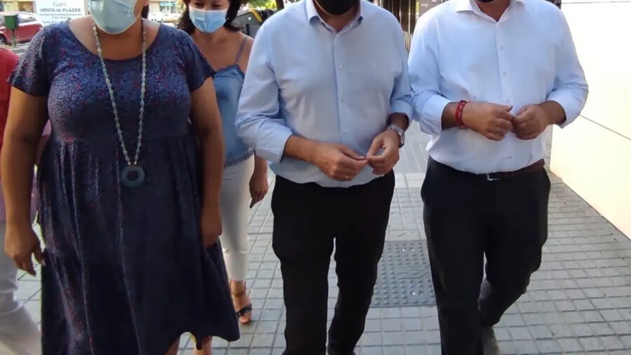 Espadas (centro), entre Antonio Ruiz y la Lola Amo, junto a la sede del PSOE de C&oacute;rdoba.