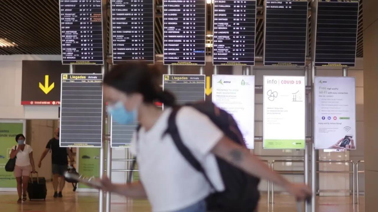 Una mujer camina con su equipaje en la terminal T1 del Aeropuerto de Madrid - Barajas Adolfo Su&aacute;rez, a 8 de julio de 2021, en Madrid (Espa&ntilde;a).