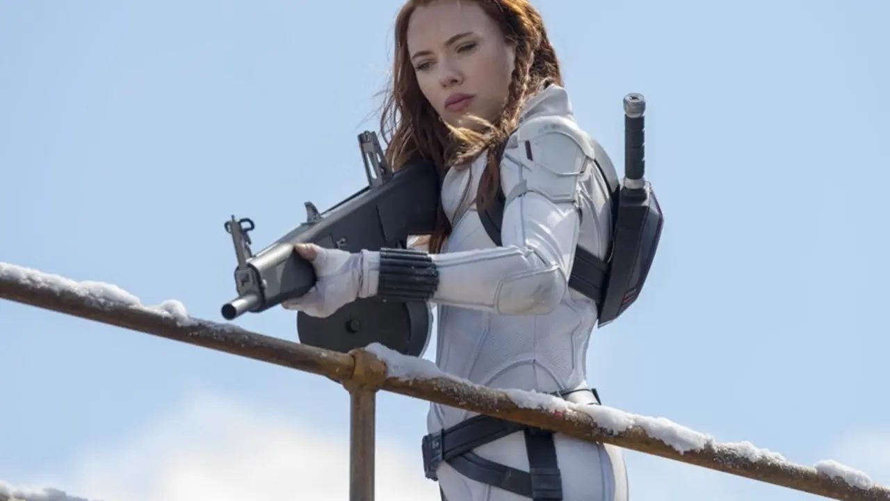 Scarlett Johansson como Viuda Negra