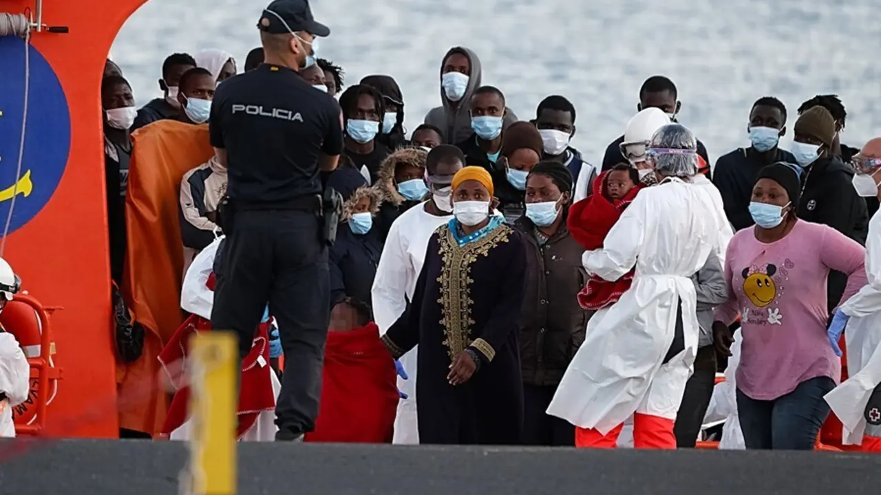 Migrantes llegan a tierra tras el rescate del buque Salvamar Mizar