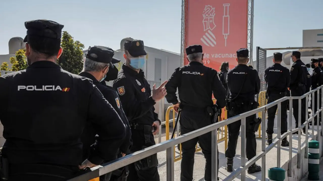 Archivo - Varios polic&iacute;as nacionales acuden a recibir la primera dosis de la vacuna en Valencia