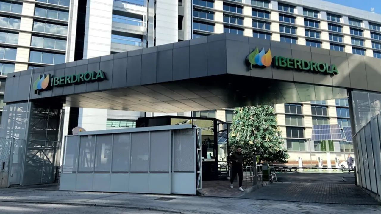 Archivo - Edificio de la sede de Iberdrola en Madrid.
