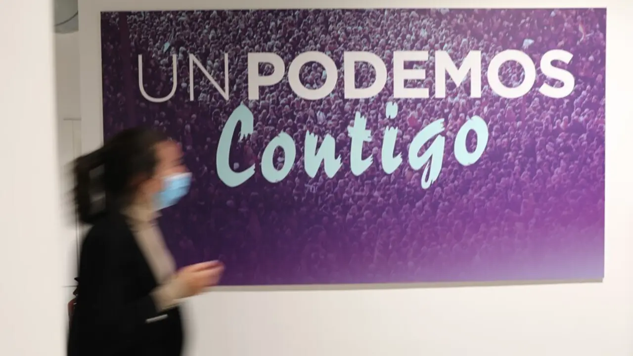 Archivo - Un cartel donde se lee "Un Podemos contigo", en la sede donde los l&iacute;deres del partido valorar&aacute;n los resultados de las elecciones a la Asamblea de Madrid, a 4 de mayo de 2021, en Madrid (Espa&ntilde;a). Un total de 5.112.658 madrile&ntilde;os han sido llamados