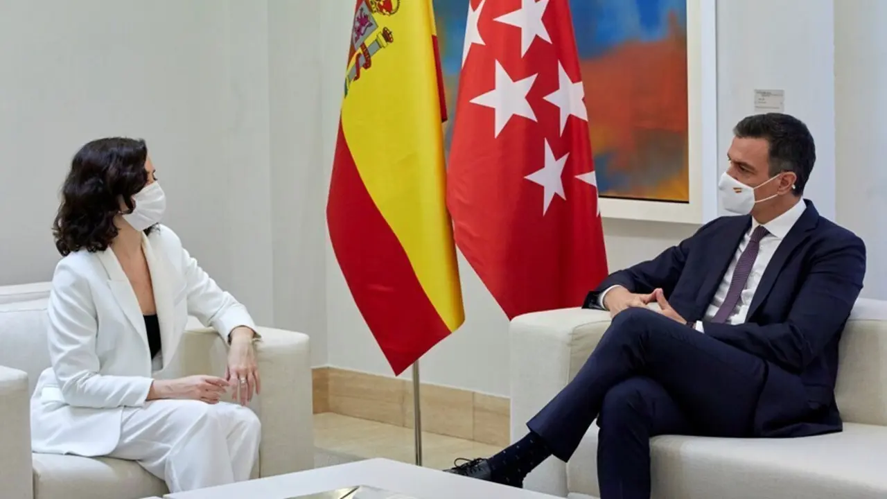 El presidente del Gobierno, Pedro S&aacute;nchez, durante una reuni&oacute;n con la presidenta de la Comunidad de Madrid, Isabel D&iacute;az Ayuso, a 9 de julio de 2021, en el Palacio de la Moncloa, Madrid, (Espa&ntilde;a). El encuentro, que se produce despu&eacute;s de ser investida por s