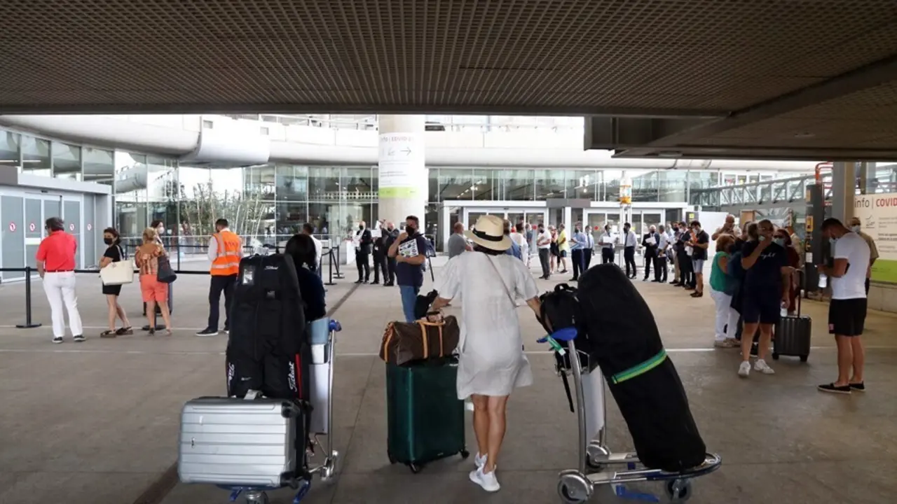 Llegada de turistas al aeropuerto de la Costa del Sol, donde desde hoy comienzan sus vacaciones en la ciudad. a 01 de julio de 2021, en M&aacute;laga (Andaluc&iacute;a, Espa&ntilde;a).