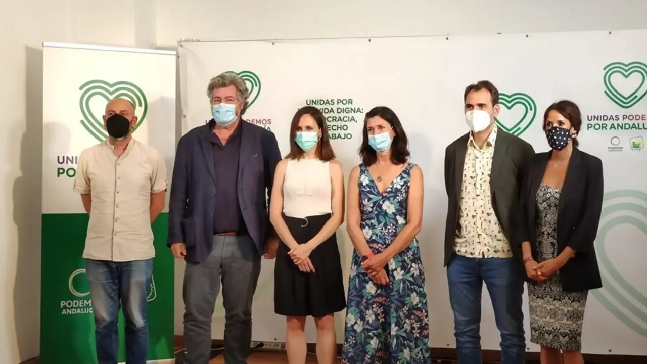 Imagen de la secretaria general de Podemos, Ione Belarra, el coordinador de IU en Andaluc&iacute;a, Toni Varelo, y su hom&oacute;logo en Alianza Verde, Juantxo L&oacute;pez de Uralde, tras participar en la mesa confederal de Unidas Podemos por Andaluc&iacute;a.