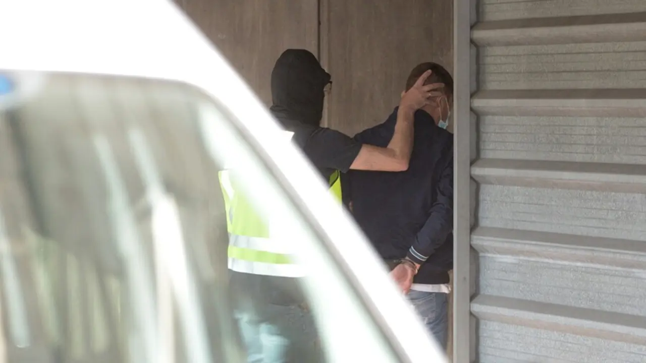 Un agente lleva arrestado a uno de los acusados para declarar como presunto autor de la paliza que caus&oacute; la muerte a Samuel Luiz en A Coru&ntilde;a el pasado 3 de julio, a 9 de julio de 2021, en A Coru&ntilde;a, Galicia, (Espa&ntilde;a). Por el momento hay cuatro detenidos po