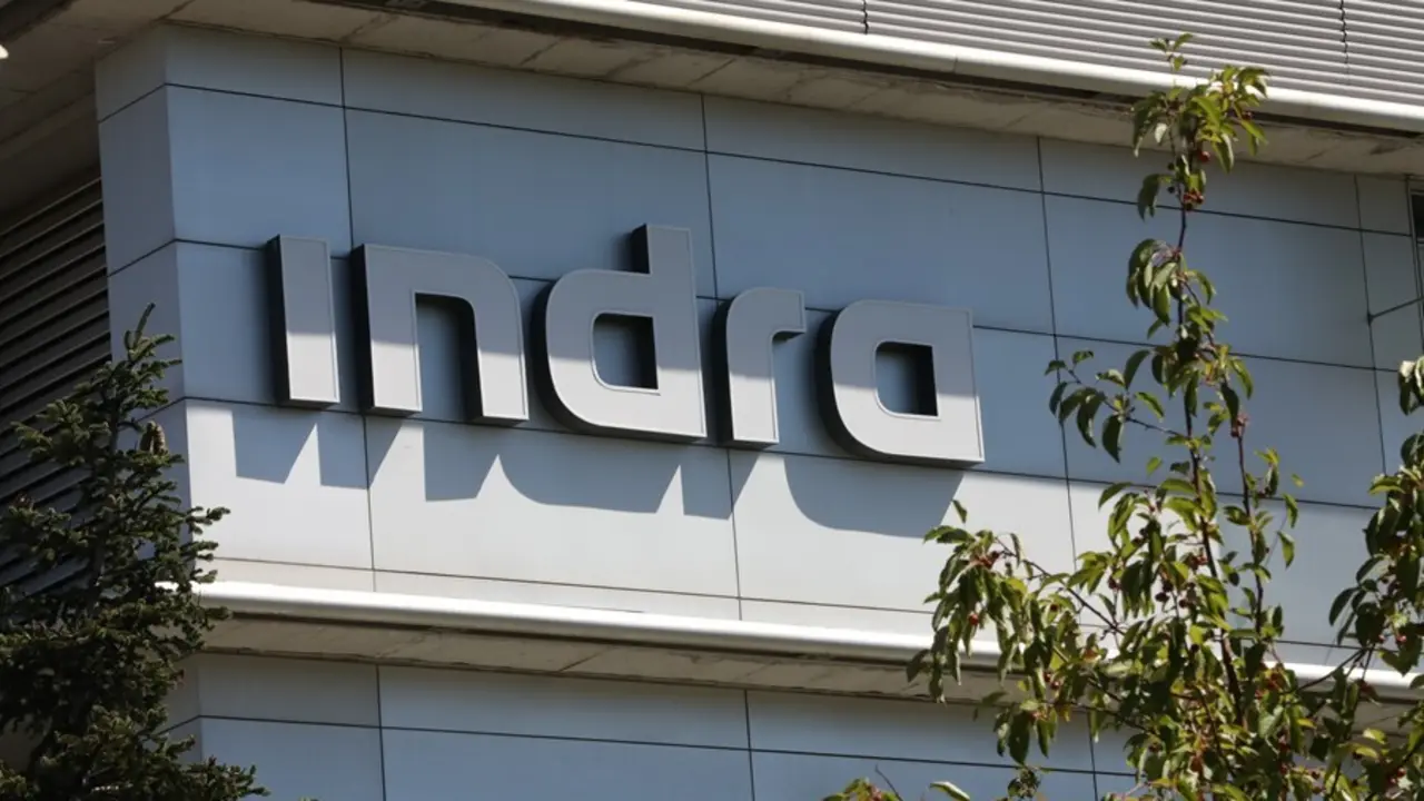 Archivo - Fachada de la sede de Indra ubicada en Madrid, (Espa&ntilde;a), a 10 de septiembre de 2020. Indra ha sido incluida por quinto a&ntilde;o consecutivo en el &iacute;ndice de sostenibilidad FTSE4Good Index Series, dise&ntilde;ado para facilitar a los inversores informaci&oacute;n so