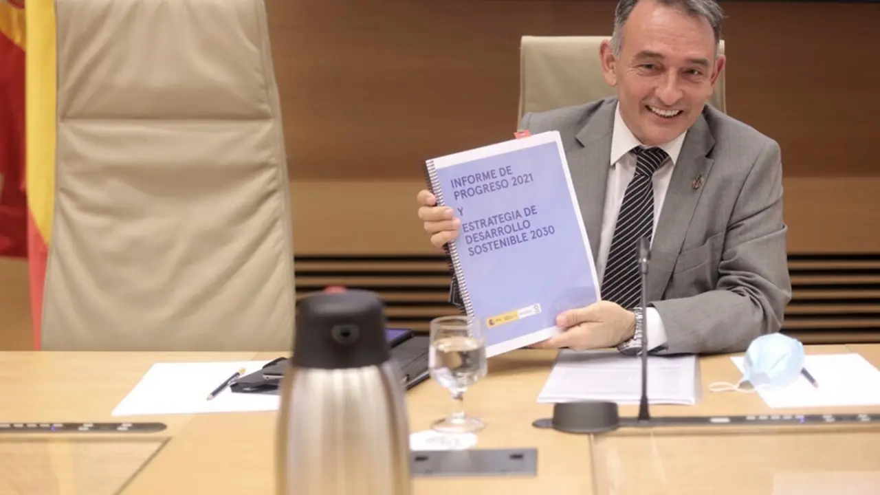 El secretario de Estado de Agenda 2030, Enrique Santiago, muestra un cuaderno a su llegada a la Comisi&oacute;n Mixta para la Coordinaci&oacute;n y Seguimiento de la Estrategia Espa&ntilde;ola para alcanzar los Objetivos de Desarrollo Sostenible (ODS), a 28 de junio de 2021