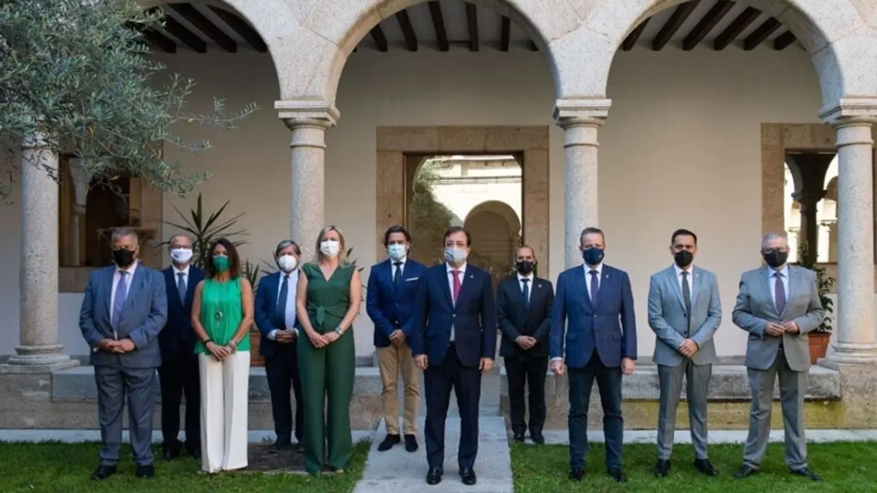 El presidente de la Junta de Extremadura, Guillermo Fern&aacute;ndez Vara, recibe a los participantes en el plenario de la Coprepa