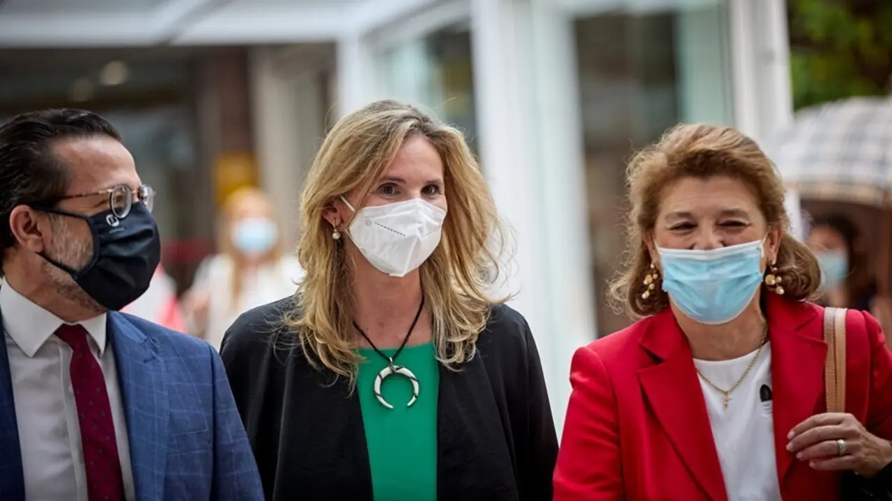 La consejera de Medio Ambiente, Ordenaci&oacute;n del Territorio y Sostenibilidad, Paloma Mart&iacute;n (c), a su llegada a la Asamblea de Madrid para presenciar la primera sesi&oacute;n del pleno de investidura de Ia presidenta de la Comunidad en funciones, Isabel D&iacute;az Ayuso