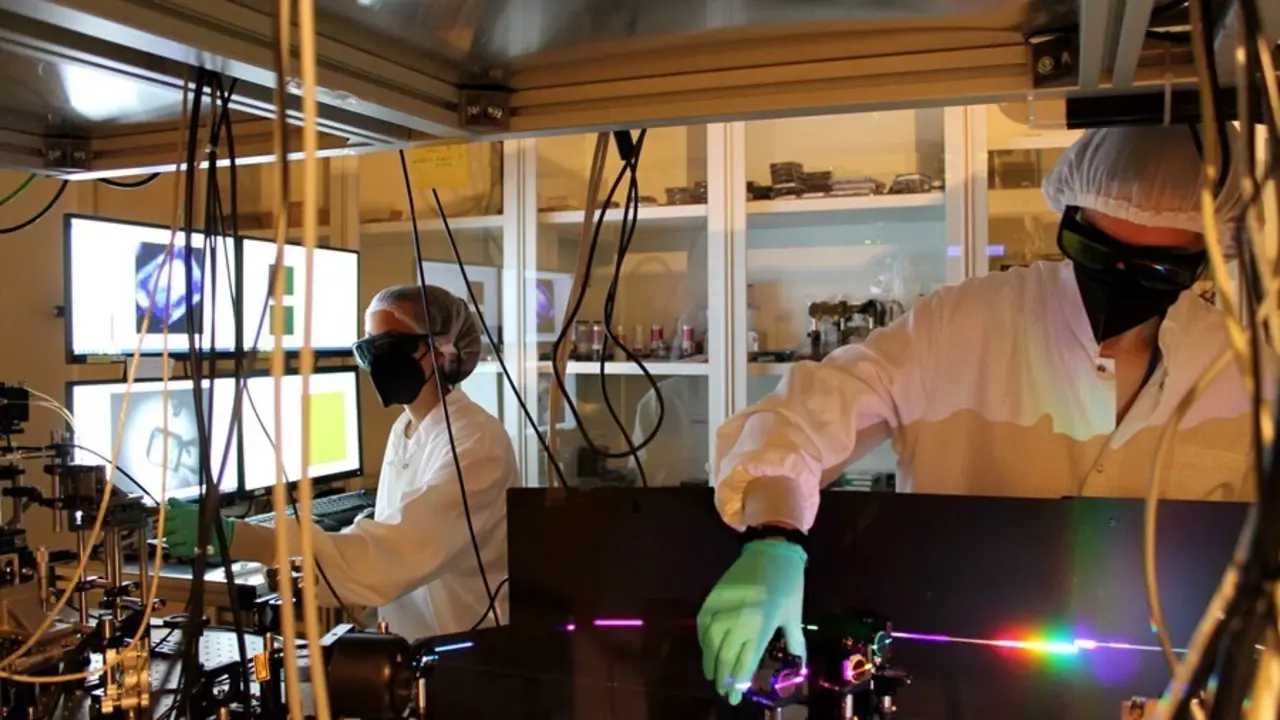El equipo de investigaci&oacute;n del ITQ ha introducido con &eacute;xito un compuesto org&aacute;nico (subftalocianina) dentro de la estructura de la perovskita, que act&uacute;a favoreciendo el aprovechamiento de la luz visible de la radiaci&oacute;n solar.