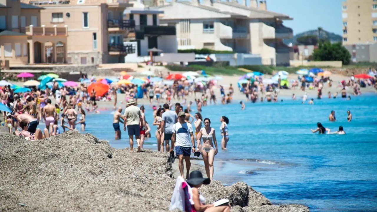 Archivo - Varias personas en la Playa de Levante, en la Manga del Mar Menor, en Cartagena, Regi&oacute;n de Murcia (Espa&ntilde;a). 