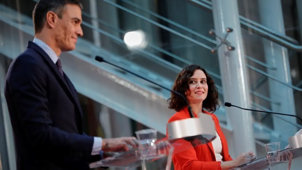 Archivo - El presidente del Gobierno, Pedro S&aacute;nchez, y la presidenta de la Comunidad de Madrid, Isabel D&iacute;az Ayuso, ofrecen una rueda de prensa tras su reuni&oacute;n en la sede de la Presidencia regional, en Madrid (Espa&ntilde;a), a 21 de septiembre de 2020. El objeto