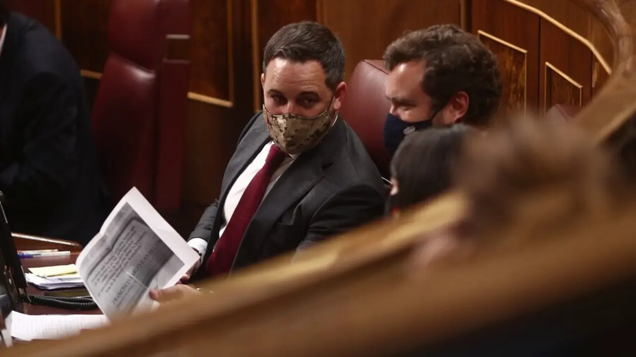 Archivo - (I-D) El l&iacute;der de Vox, Santiago Abascal; el portavoz parlamentario de Vox, Iv&aacute;n Espinosa de los Monteros; y la portavoz adjunta de Vox en el Congreso, Macarena Olona, conversan durante una sesi&oacute;n plenaria