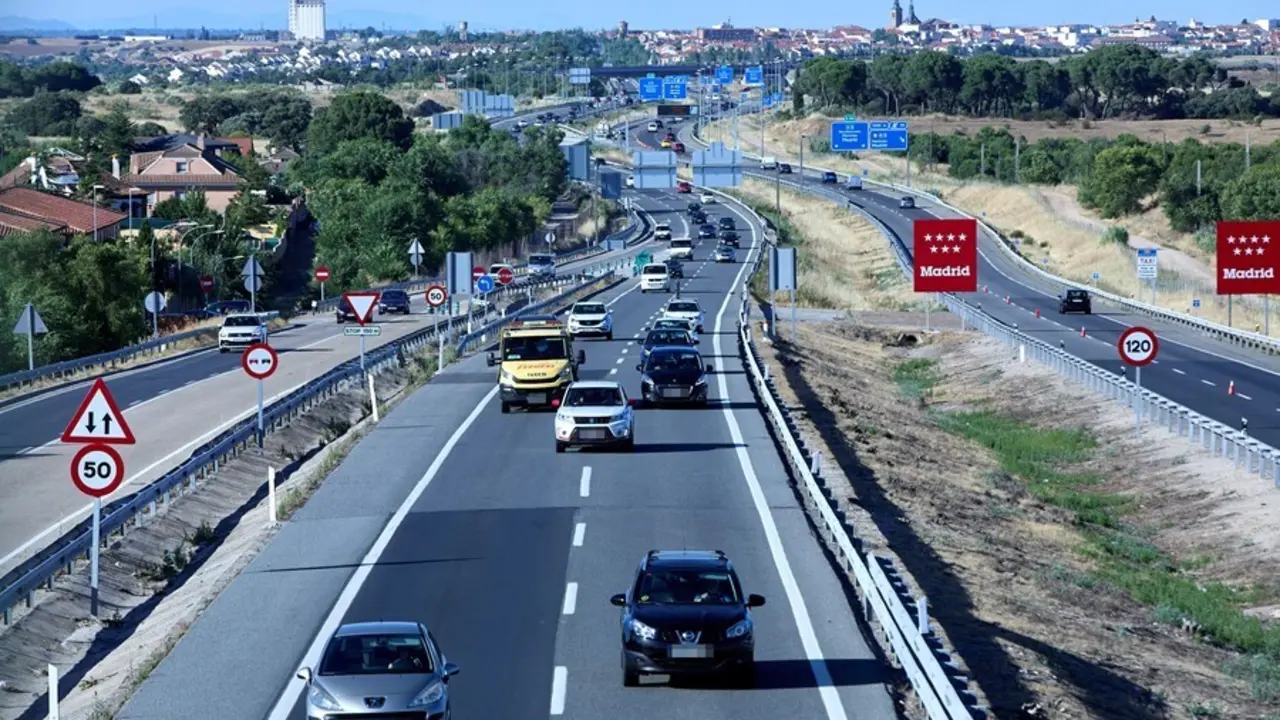Tr&aacute;fico en la A-5 durante el primer d&iacute;a de la primera 'Operaci&oacute;n Salida' del verano 2021.