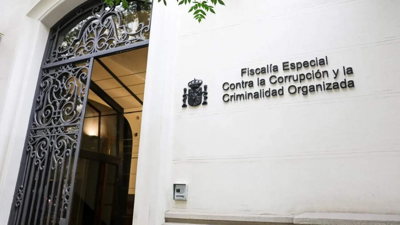 Archivo - Puerta principal del edificio de la Fiscal&iacute;a Anticorrupci&oacute;n en la Calle Manuel Silvela, N&ordm;4 de Madrid.