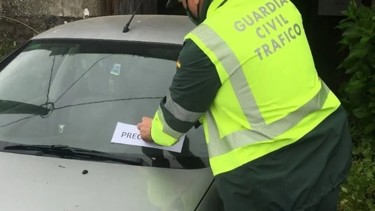 La Guardia Civil intecepta a un conductor ebrio y con el carn&eacute; retirado que huy&oacute; de un accidente en A Pontenova (Lugo).
