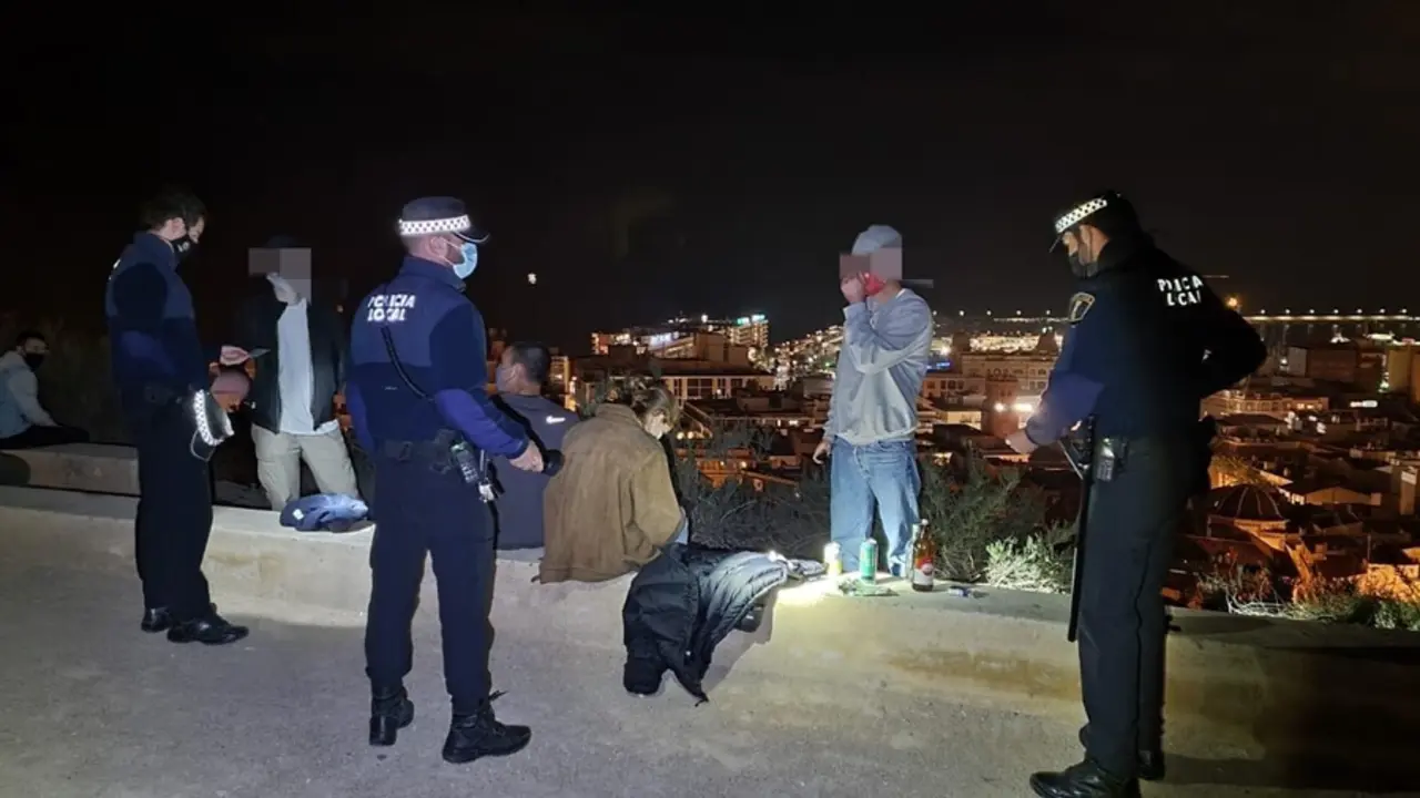 Archivo - La Polic&iacute;a Local disuelve un botell&oacute;n en Alicante