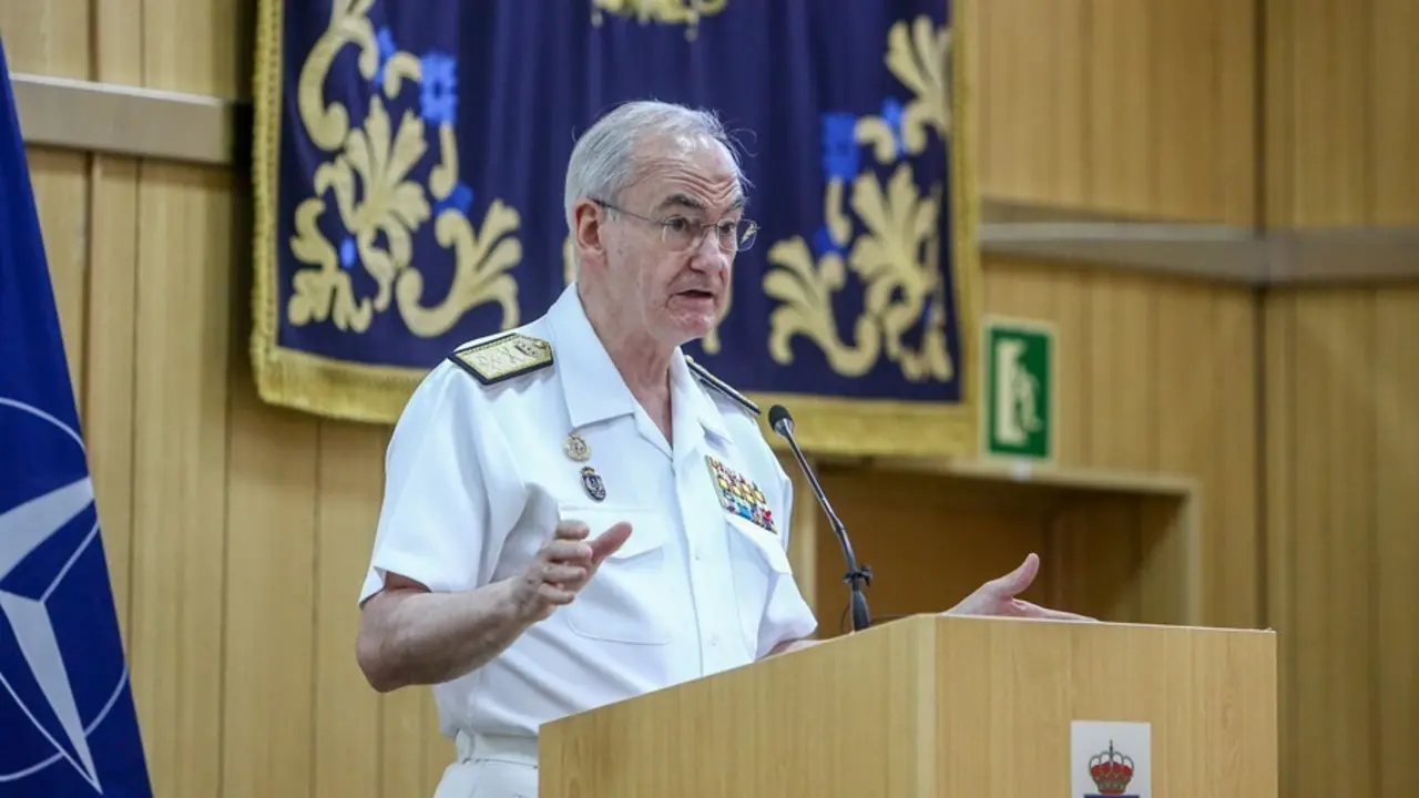 El jefe de Estado Mayor de la Defensa (JEMAD), el almirante Teodoro L&oacute;pez Calder&oacute;n, interviene durante la sesi&oacute;n informativa '1981- 2021: 40 a&ntilde;os de compromiso y participaci&oacute;n activa en la OTAN', en la Base de Retamares, a 2 de julio de 2021.