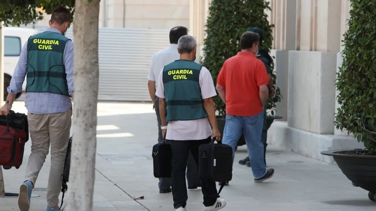 Archivo - Agentes de la Guardia Civil se dirigen para su registro a la sede de la Autoridad Portuaria de Baleares (APB) en Palma de Mallorca, Islas Baleares (Espa&ntilde;a), a 24 de julio de 2020.  