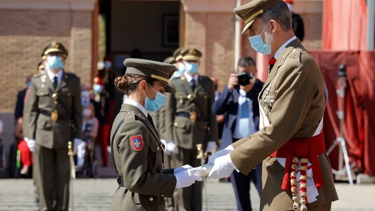 Su Majestad el Rey, Felipe VI, ha entregado los Reales Despachos a los nuevos tenientes con los mejores expedientes.