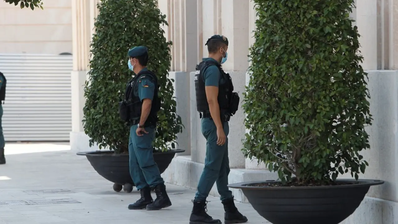 Archivo - Agentes de la Guardia Civil custodian la sede de la Autoridad Portuaria de Baleares (APB) en Palma de Mallorca, Islas Baleares (Espa&ntilde;a), a 24 de julio de 2020. 