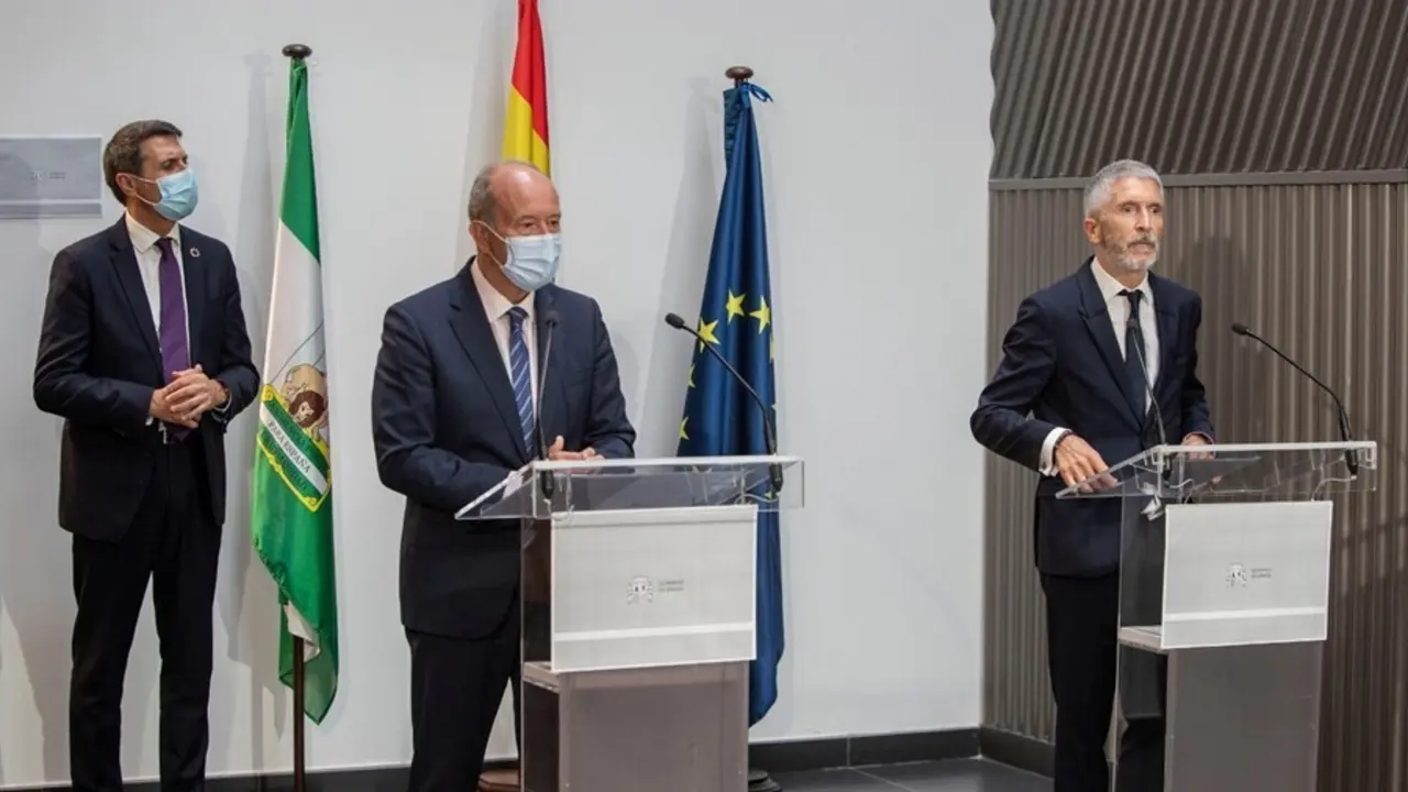 Juan Carlos Campo con Grande-Marlaska atendiendo a la prensa en Algeciras