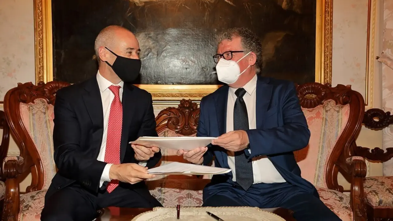 Acuerdo entre el director general de la Fundaci&oacute;n Endesa, Javier Blanco y el director general de la Fundaci&oacute;n UCM, Andr&eacute;s Arias Astray, a 9 de julio de 2021