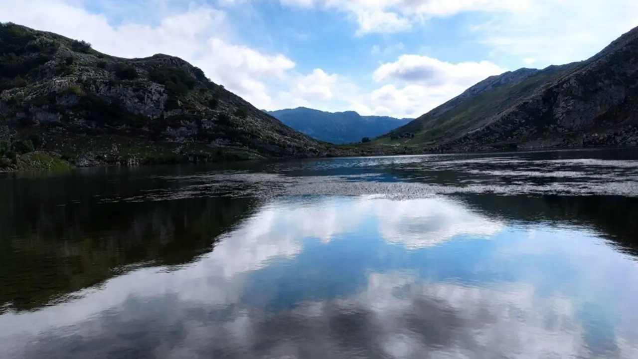 Archivo - Lago Enol, uno de los Lagos de Covadonga, en los Picos de Europa.