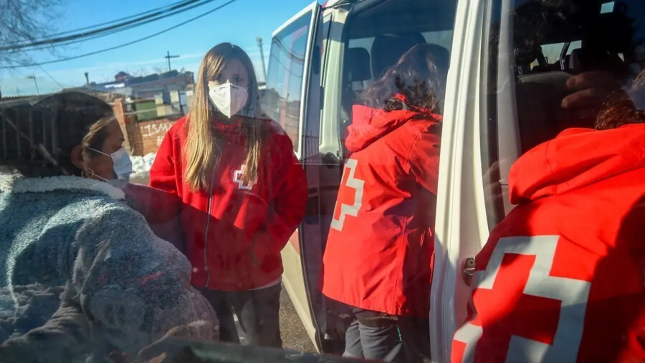 Archivo - Una furgoneta de Cruz Roja reparte alimentos y productos de primera necesidad a los vecinos de la Ca&ntilde;ada Real Galiana.